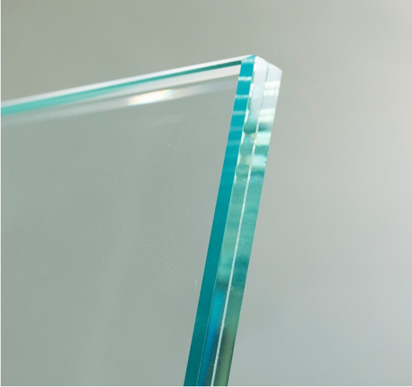 O vidro laminado com película acústica em PVB reduz significativamente o som de um quarto, quando combinado com as esquadrias de PVC